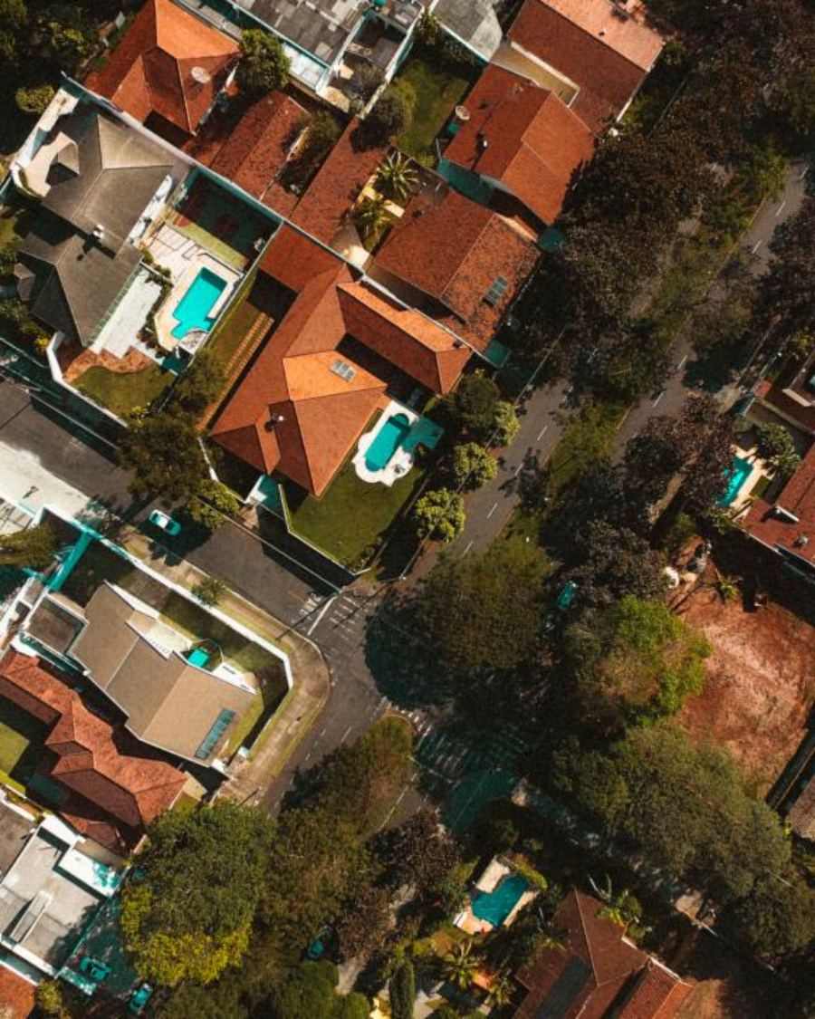 马来西亚小镇安静的住宅街道,排屋林立