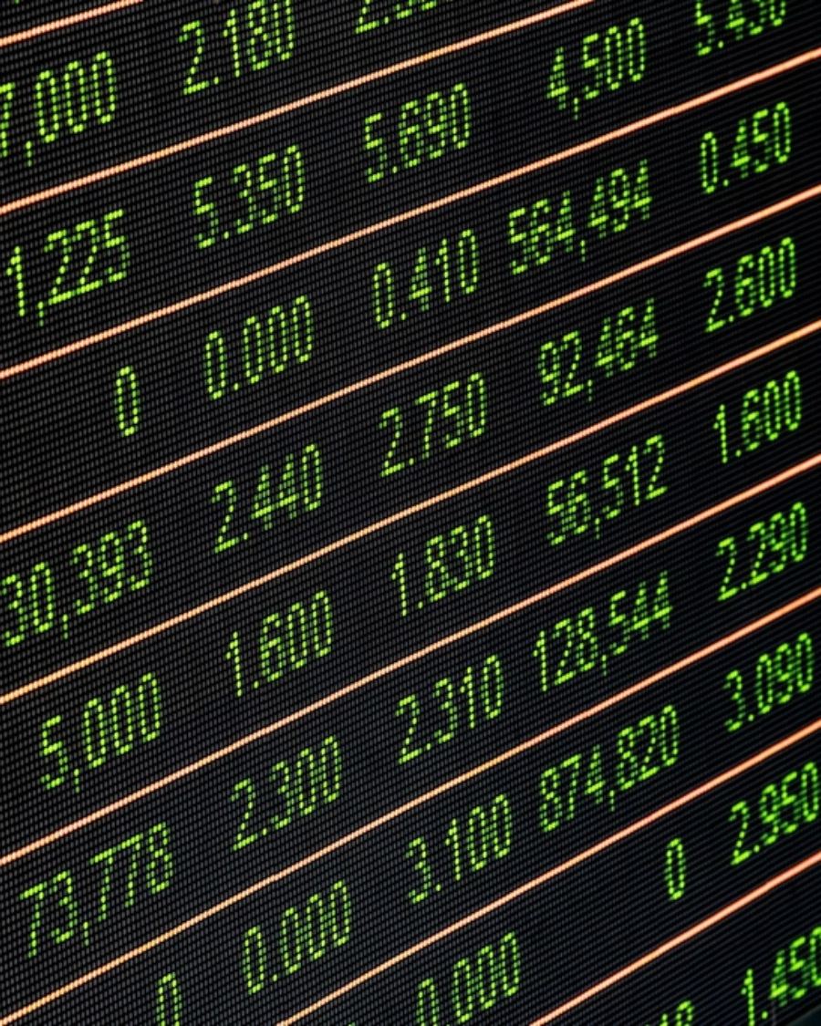 Paparan ticker stok elektrik di lantai dagangan